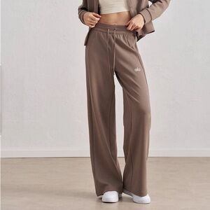 ALO Yoga Women's Tan Joggers